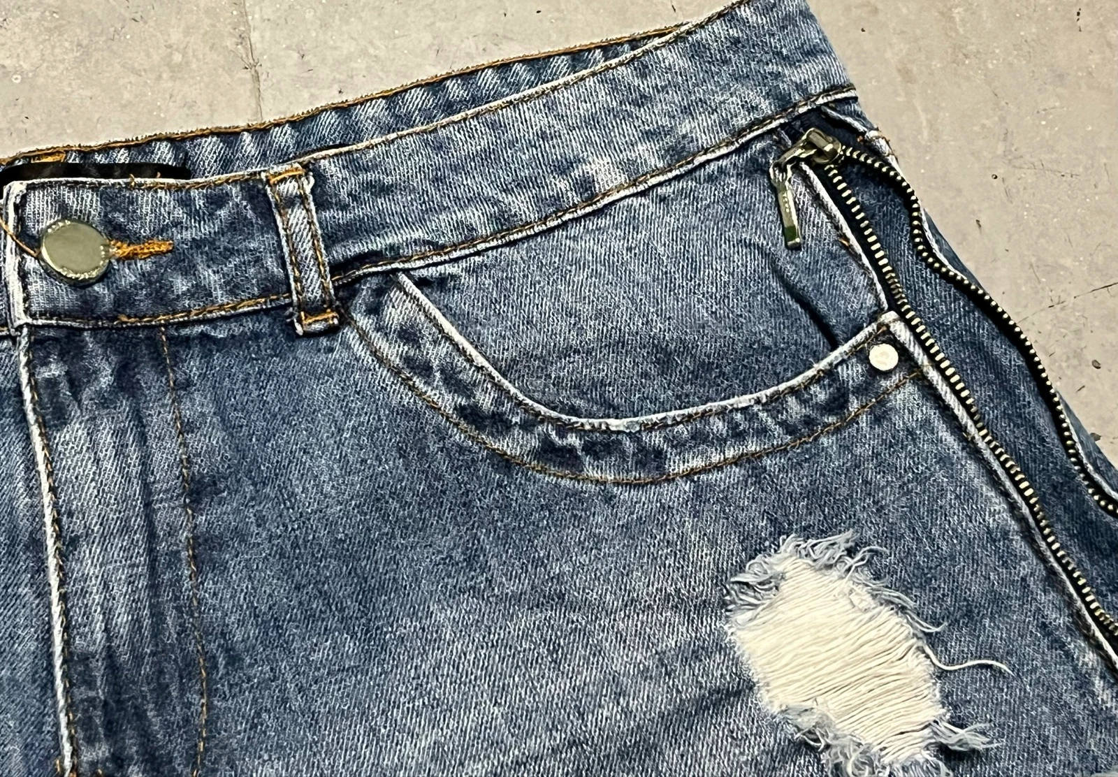 Shorts vaqueros cremalleras laterales  – photo 10